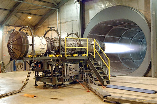  Provas de um motor turbofan Pratt & Whitney F100 para um F-15 Eagle, Base da Força Aérea Robins (Georgia, Estados Unidos). 